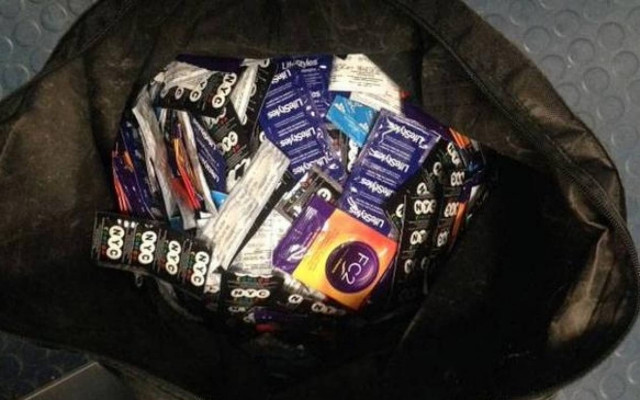 ΗΠΑ: Πανικός σε στάση λεωφορείου από «ύποπτη» τσάντα γεμάτη… προφυλακτικά!