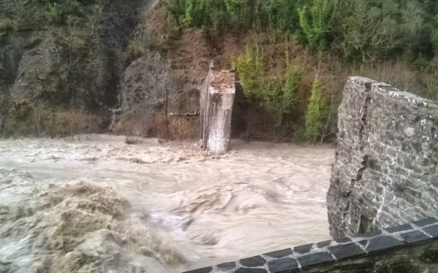 Κακοκαιρία-Άρτα: Φωτογραφίες από το ιστορικό γεφύρι της Πλάκας που κατέρρευσε