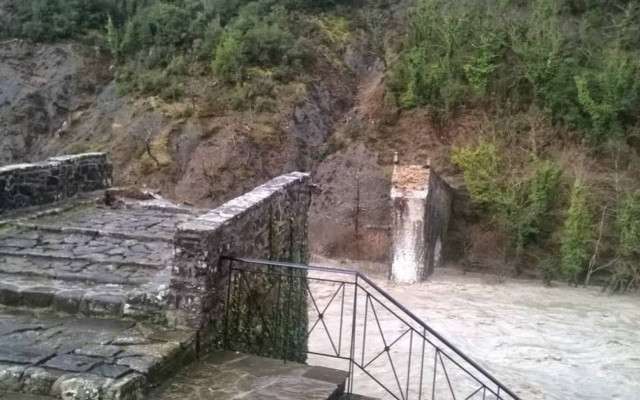 Τίποτα δεν έμεινε από το ιστορικό γεφύρι της Πλάκας (vid)