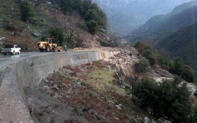 Ευρυτανία: Εκκενώνεται το χωριό Κρίκελλο (Pics)
