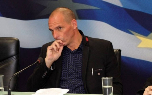 Στην οικονομική θέση πέταξε για Παρίσι ο Βαρουφάκης (pic)