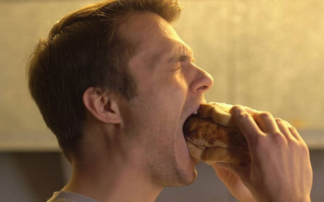 Όλα όσα μπορούν να πάνε στραβά όταν τρως (Video)