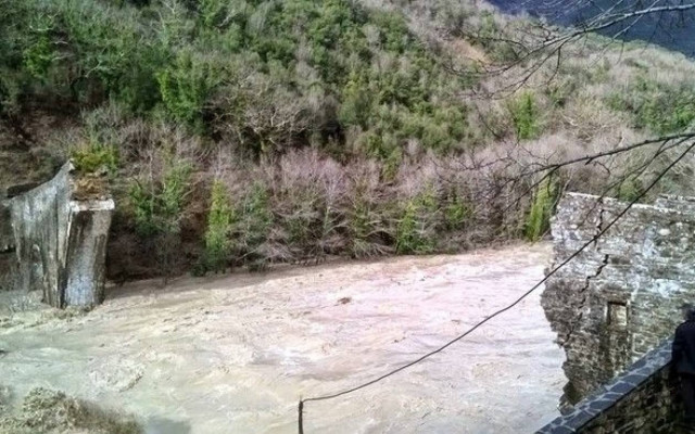 Γεφύρι της Πλάκας: Προδιαγεγραμμένη η κατάρρευσή του (vid)