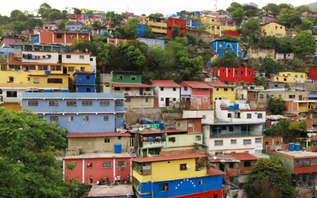 Πέφτει το εθνικό νόμισμα της Βενεζουέλας, καίγονται αμερικανικές εταιρείες