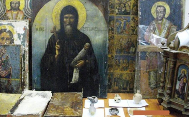 Συνελήφθη 70χρονος με πλήθος αρχαίων αντικειμένων και όπλα (photos)