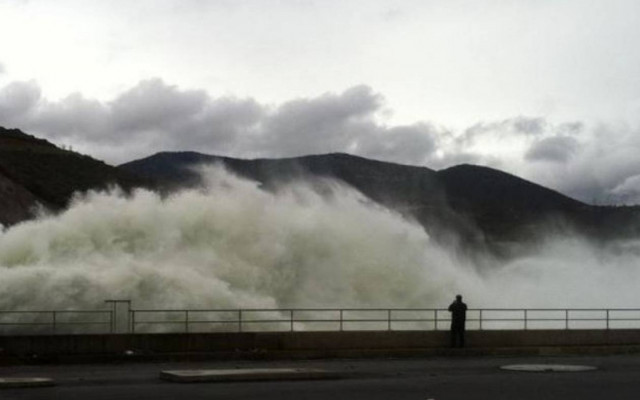 Κοζάνη: Εντυπωσιάζει η δύναμη του νερού στο φράγμα Ιλαρίωνα (video)