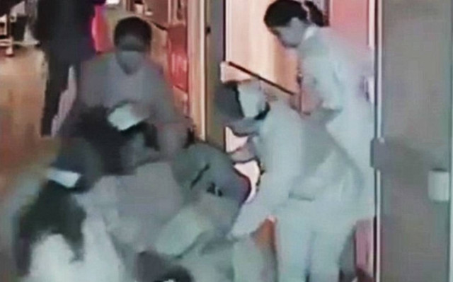 Σοκ στην Κίνα: Τραγικό τέλος βρέφους λίγο λεπτά μετά τη γέννησή του (video & pics)