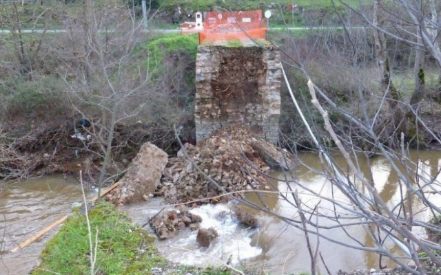Κατέρρευσε το ιστορικό «Πάνω Γεφύρι» στην Αμφίκλεια Φθιώτιδας (pics)