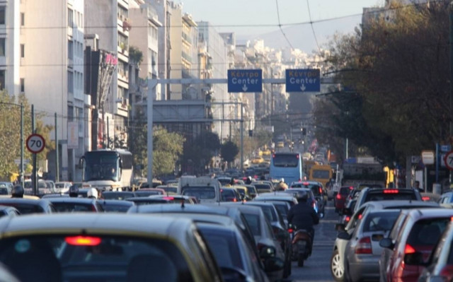 Κάηκε αυτοκίνητο στην Καλλιρόης – Μεγάλο κυκλοφοριακό πρόβλημα