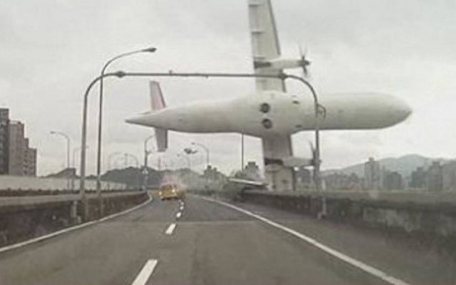 TransAsia: 19 οι νεκροί από τη συντριβή του αεροσκάφους