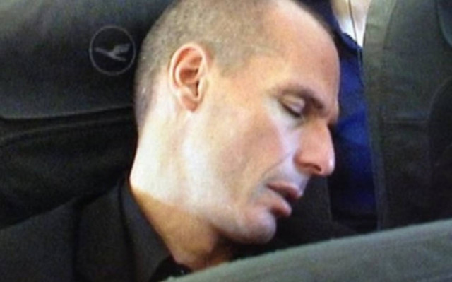 Γερμανός δημοσιογράφος φωτογράφισε τον Βαρουφάκη να κοιμάται