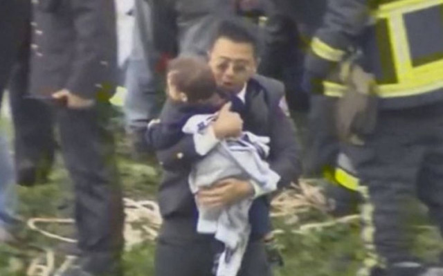 Ταϊβάν: TransAsia - Η στιγμή που σώζουν ένα παιδί από το μοιραίο αεροπλάνο