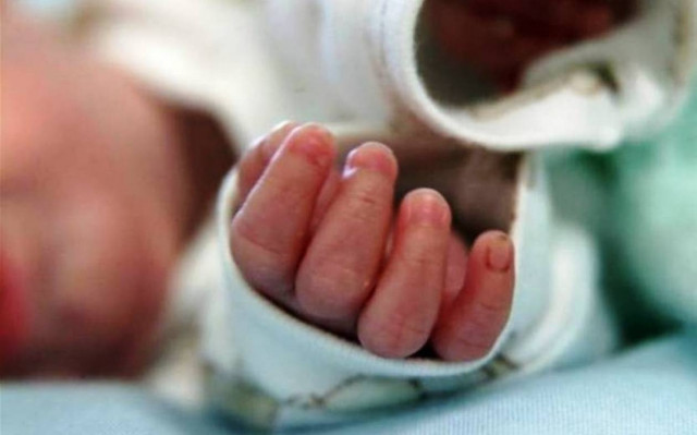 Της άρπαξαν το παιδί και το έδωσαν παράνομα για υιοθεσία