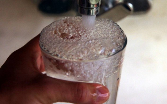 Θολό νερό τρέχουν οι βρύσες στη Θήβα