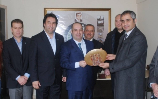 Ο Τούρκος πρόξενος στα γραφεία του DEB στη Κομοτηνή