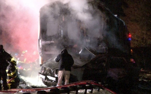 Νέα Υόρκη: Επτά νεκροί από σύγκρουση αμαξοστοιχίας με αυτοκίνητα (videos + pics)