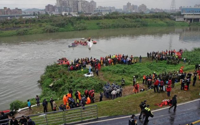 TransAsia: Στους 16 οι νεκροί από τη συντριβή του αεροσκάφους (video)