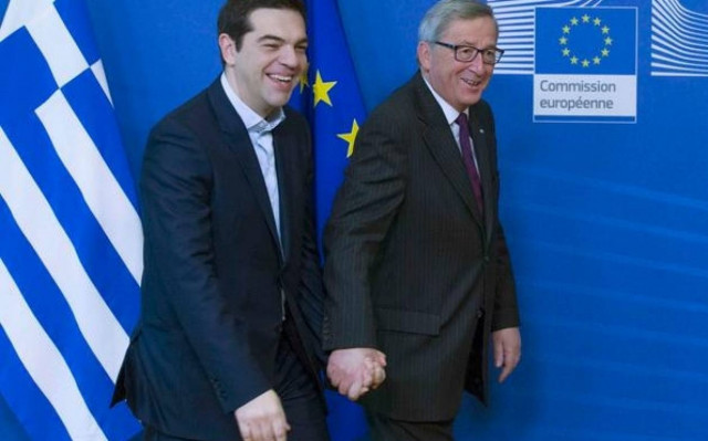 Χεράκι – χεράκι αποχώρησαν Τσίπρας και Γιούνκερ! (video)