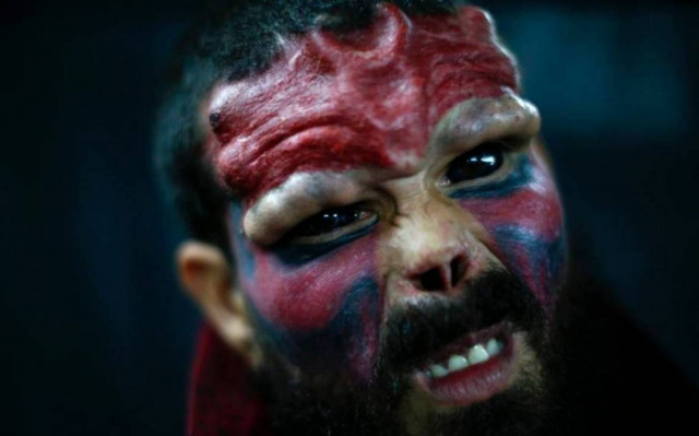 Έκοψε τη μύτη του για να μοιάσει στο «Κόκκινο Κρανίο»! (photos)