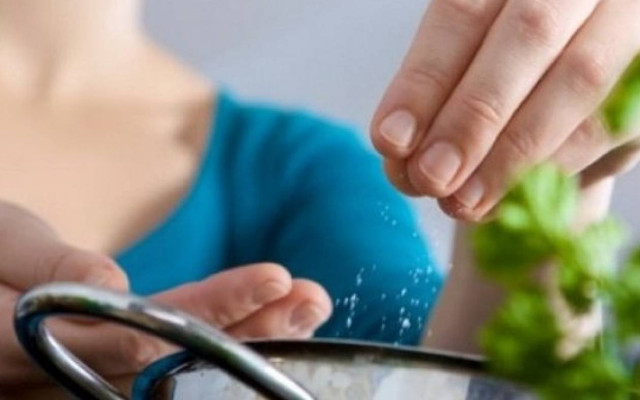 Ρίξατε πολύ αλάτι στο φαγητό; Διαβάστε τι πρέπει να κάνετε!