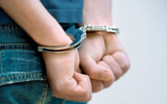 Χειροπέδες σε πέντε για χρέη στο Δημόσιο