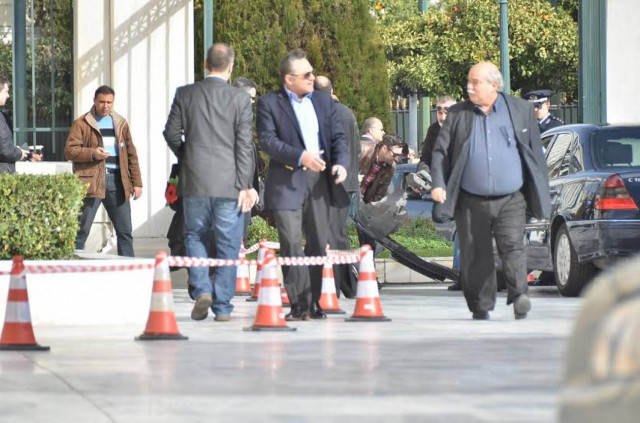 Βουλή: Τράκαρε αυτοκίνητο της Αρχιεπισκοπής! (photos)