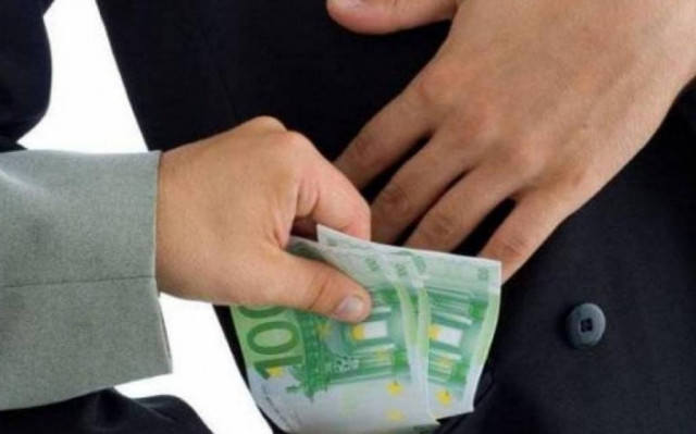 Συνελήφθη επιχειρηματίας να δωροδοκεί Πρόεδρο δημόσιου Οργανισμού