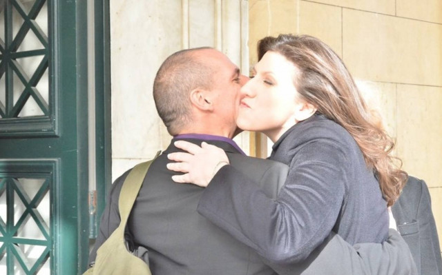 Θερμή υποδοχή Κωνσταντοπούλου σε Βαρουφάκη έξω από τη Βουλή