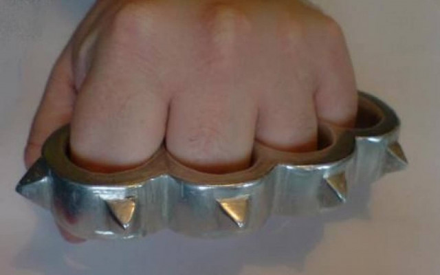 Ρόδος: Χτύπησαν 19χρονο με σιδηρογροθιά και του διέλυσαν το σαγόνι