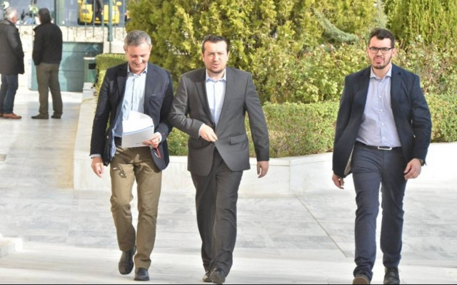 Έφθασε στη Βουλή ο Νίκος Παππάς (photos)