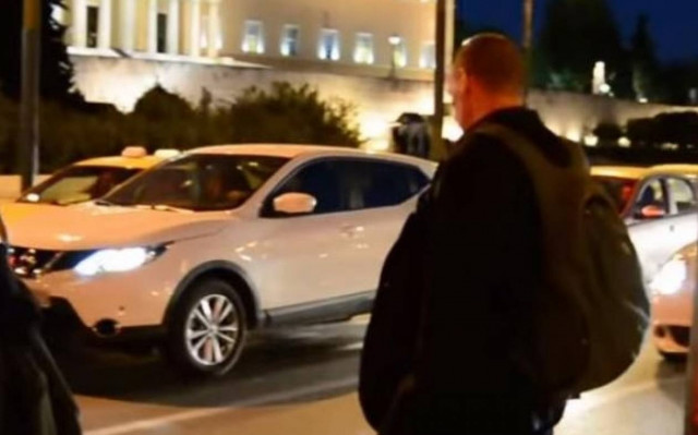 Ο Βαρουφάκης περπατάει στο Σύνταγμα χωρίς αστυνομικούς (video)
