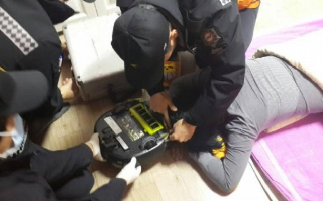 Της επιτέθηκε η σκούπα καθώς κοιμόταν