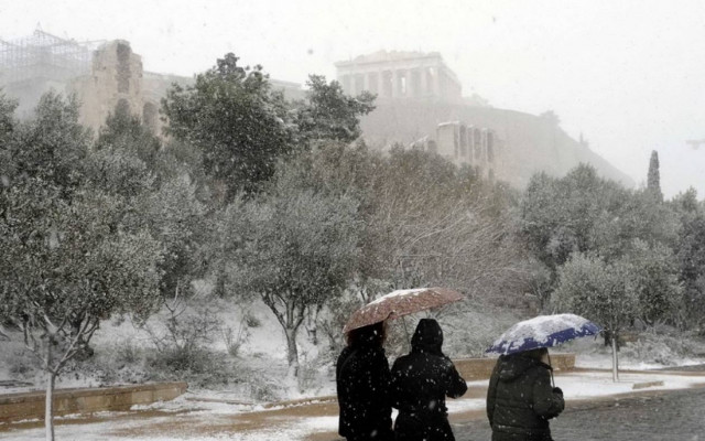 Σφοδρή κακοκαιρία και ραγδαία πτώση της θερμοκρασίας - Δείτε πού χιονίζει