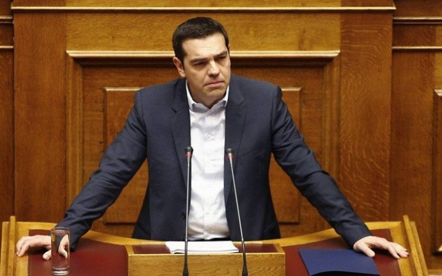 Δακρυσμένος ο Τσίπρας: «Αφήστε με λίγο μόνο μου»