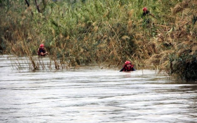 Σε εξέλιξη επιχείρηση απεγκλωβισμού παράτυπων μεταναστών από νησίδα στον Έβρο