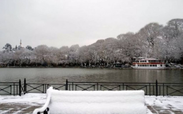 Κακοκαιρία: Χιόνι και μέσα στα Ιωάννινα, άρχισε η επέλαση