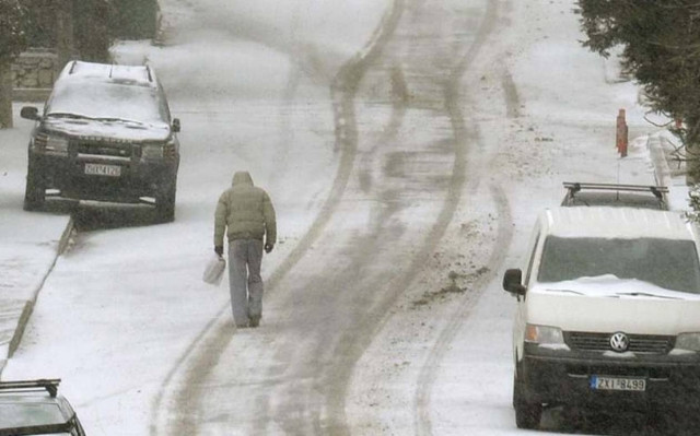 Στα «λευκά» και η Λαμία: Επιδείνωση του χιονιά – Ποια σχολεία θα παραμείνουν κλειστά