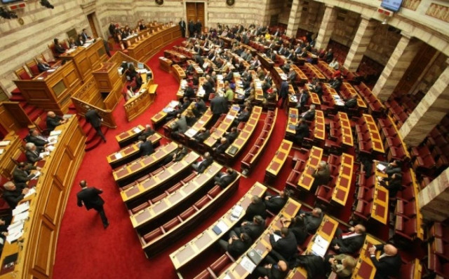 «Τρελάθηκαν» οι μνημονιακοί με την κατάργηση των βουλευτικών αυτοκινήτων