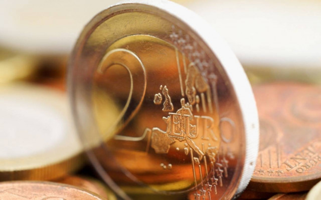 Οριακή άνοδος 0,02% του ευρώ