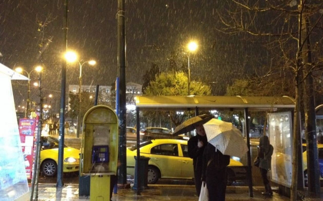 Κακοκαιρία: Χιονίζει στο Σύνταγμα (photos)