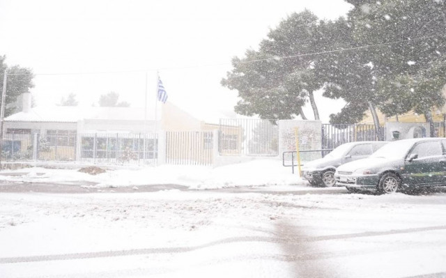 Σε εξέλιξη το πέρασμα της κακοκαιρίας από τη χώρα - Στα λευκά η Αττική