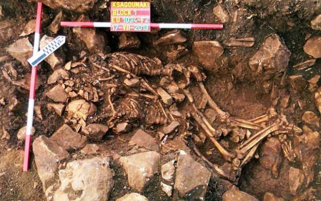 Σπανιότατη ταφή εναγκαλισμού άνδρα και γυναίκας στον Διρό (photos)