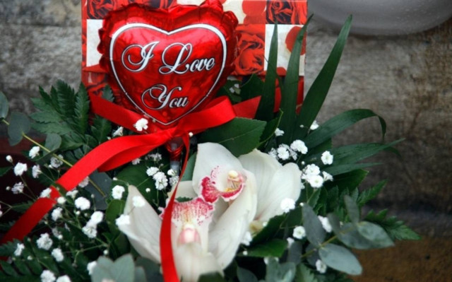 Λουλούδια και «50 αποχρώσεις του Γκρι» για του Αγίου Βαλεντίνου