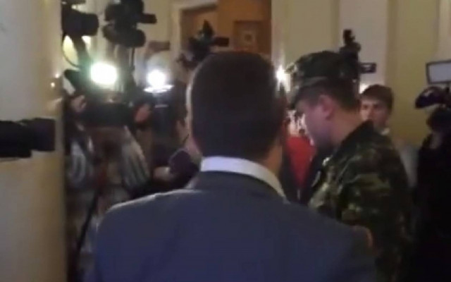 Ουκρανία: Βουλευτές άφησαν τη Βουλή και το έριξαν στο μποξ!