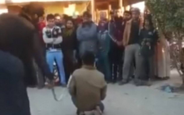Τζιχαντιστές μαστιγώνουν αγόρι επειδή αναφέρθηκε στο ΙΚ με λάθος όνομα (video)