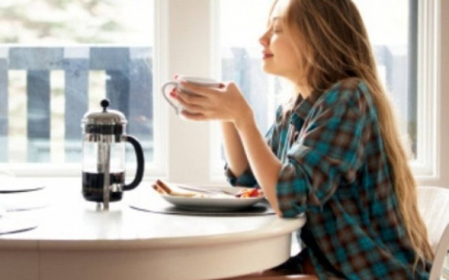 Χάσε περισσότερα κιλά με 4 απλές κινήσεις κάθε πρωί!