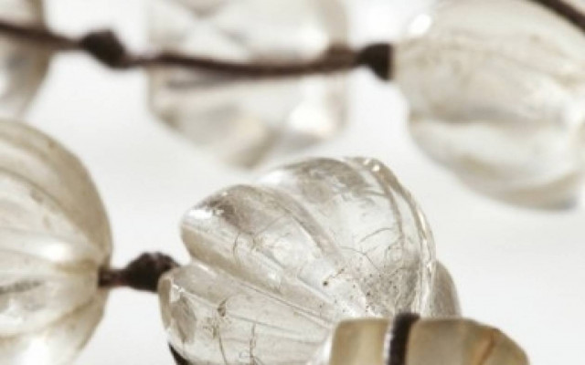 Χάντρες του Χρόνου: έκθεση της Σοχάν Μαρίας Σπινθουράκη στο Μουσείο Μπενάκη