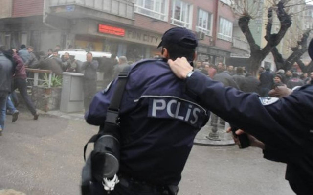 Τουρκία: Σάλος με αστυνομικό που αναγκάζει συνάδελφό του να πετάξει δακρυγόνo (vid)