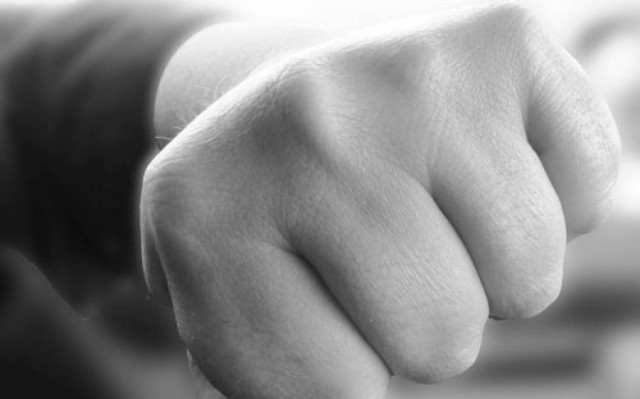 Πρέβεζα: Μπουνιές και κλωτσιές στην μέση του δρόμου