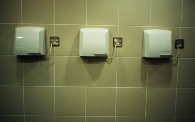 Σκουπίζουμε ή στεγνώνουμε τα χέρια μας;